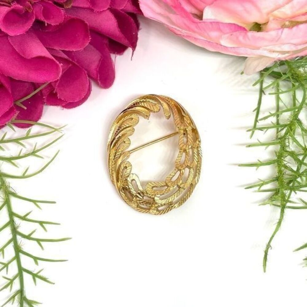 VINTAGE⚜️TRIFARI Golden Feathered Oval Brooch
